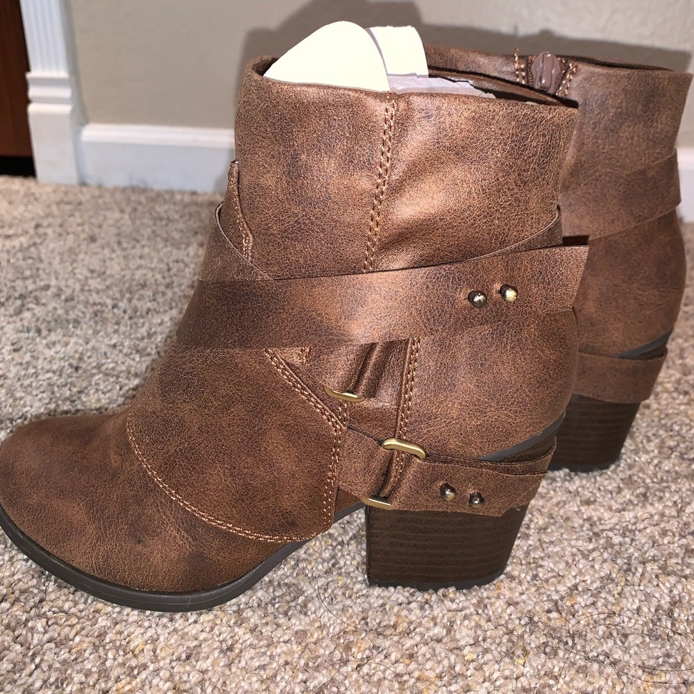 Cute brown boots! 👢👢